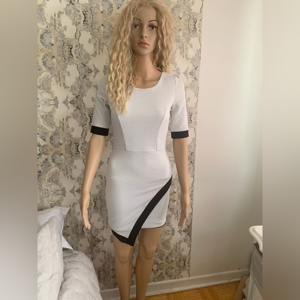 Bodycon asymmetrical white and black dress